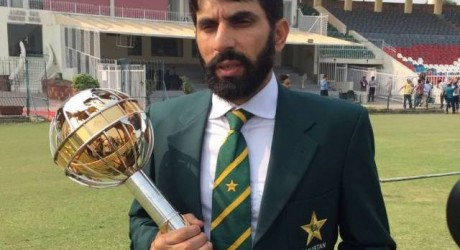 Misbah first Pakistani Receive Test Mace from ICC